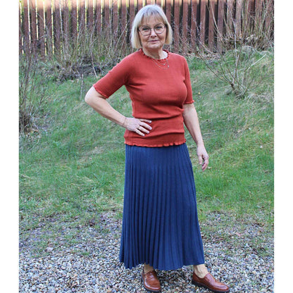 Anbi Jette i rust farvet kortærmet og blå nederdel