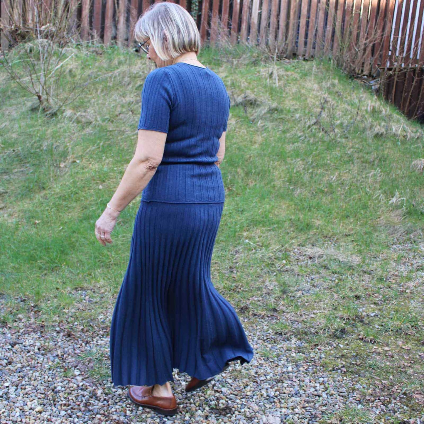 Anbi Jette i koboltblåt bomuldssæt med kortærmet og nederdel bagfra