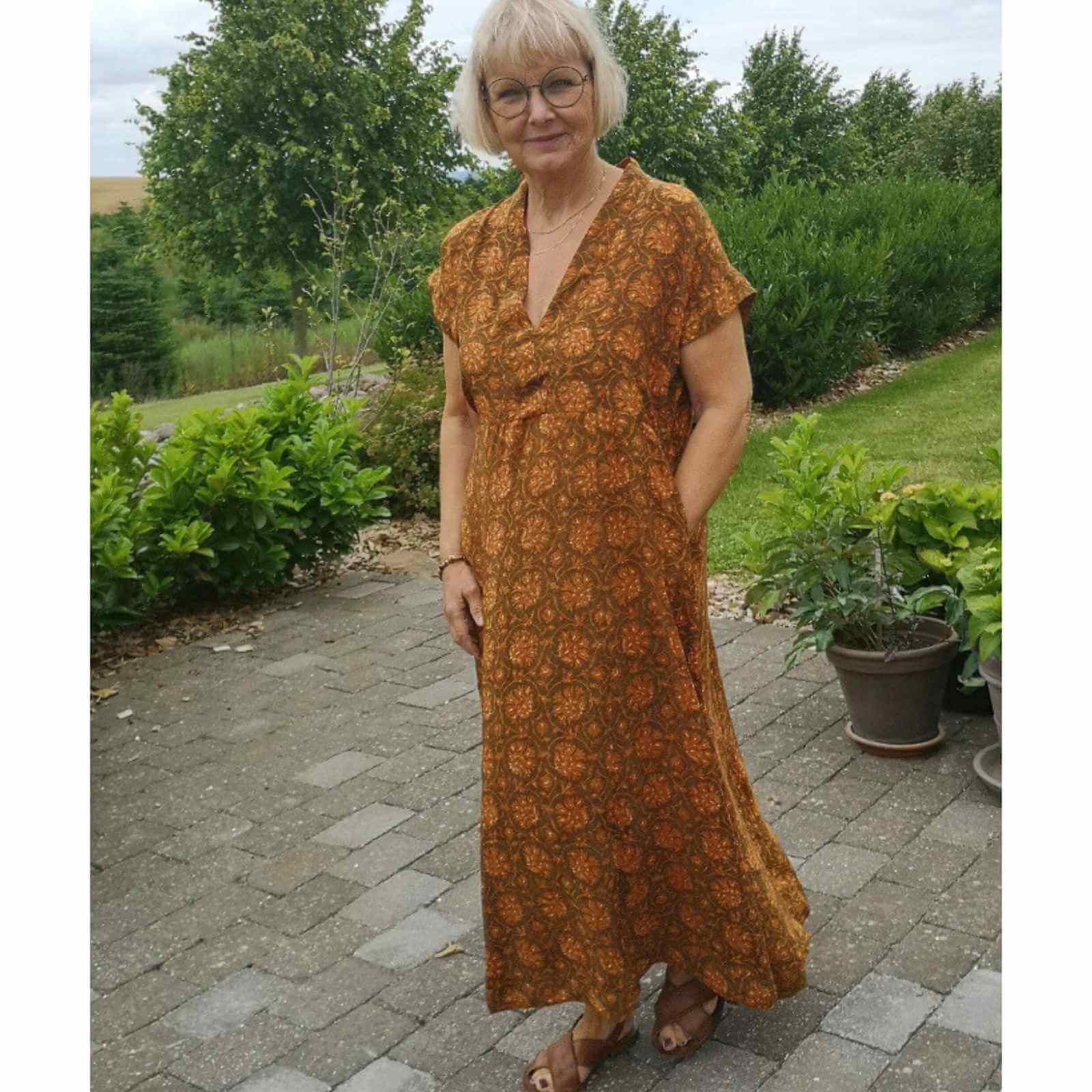 Anbi Jette i brun orange silkekjole