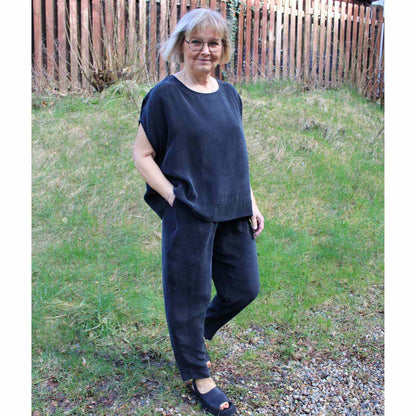 Anbi Jette i sort cupro sæt fra Muse Wear med bukser og top
