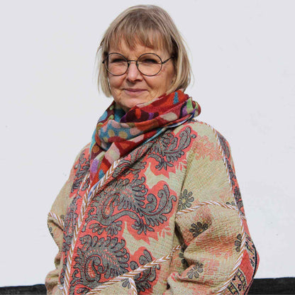 Anbi Jette i upcycled bomuldsjakke fra Cofur