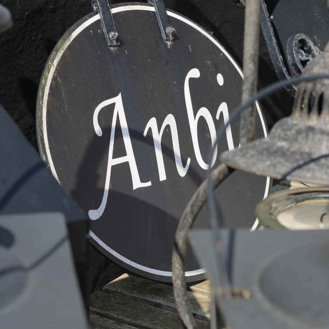 Anbi skiltet foran butikken på Tammestrup Gods