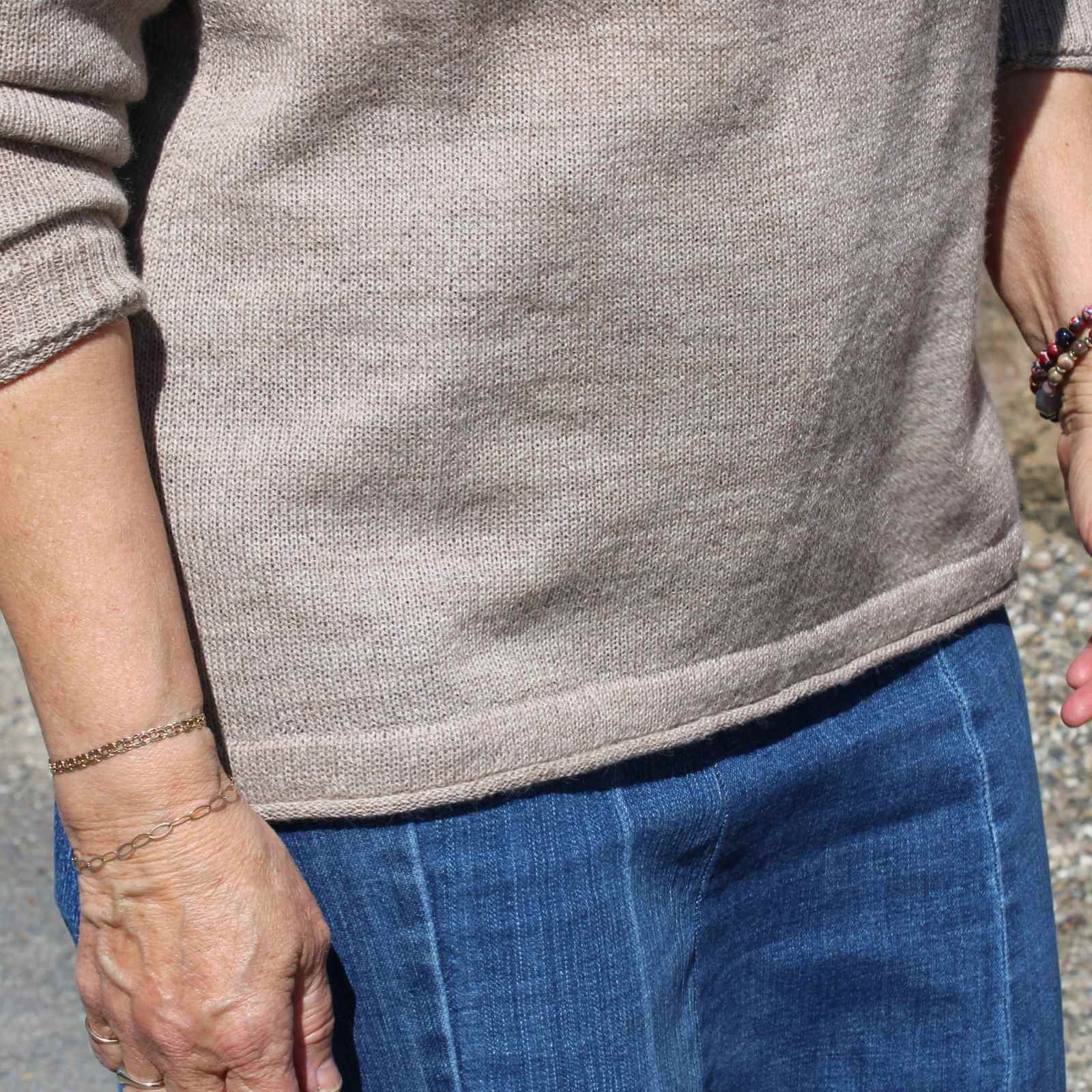 Beige striktrøje med jeans nederdel