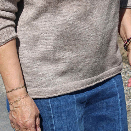 Beige striktrøje med jeans nederdel