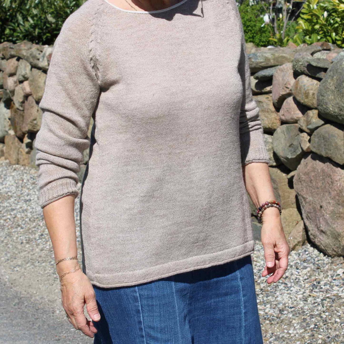 beige striktrøje i baby alpaca uld med jeans nederdel