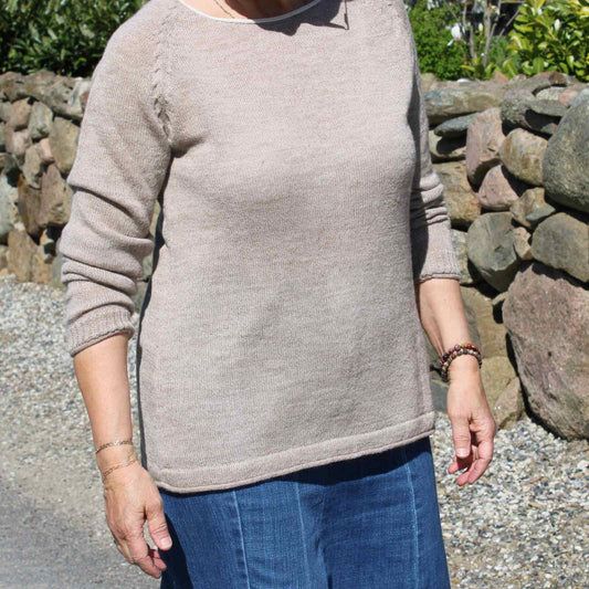 beige striktrøje i baby alpaca uld med jeans nederdel