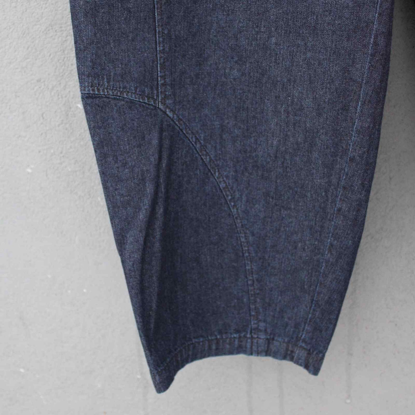 Syning detalje på Oska jeans bukseben