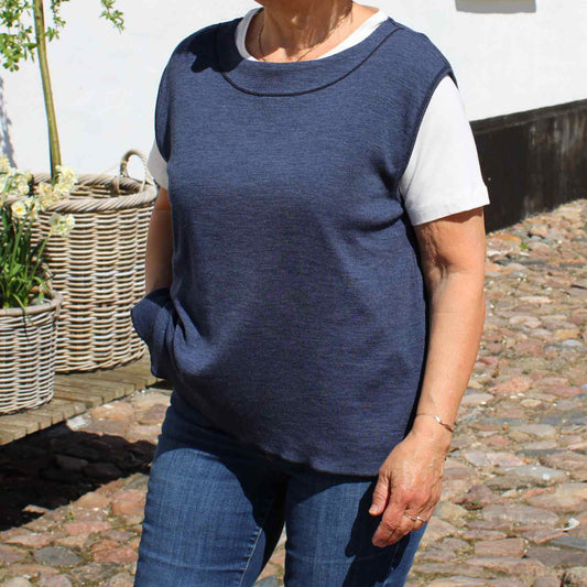 blå uldvest over hvid t-shirt og med blå jeans