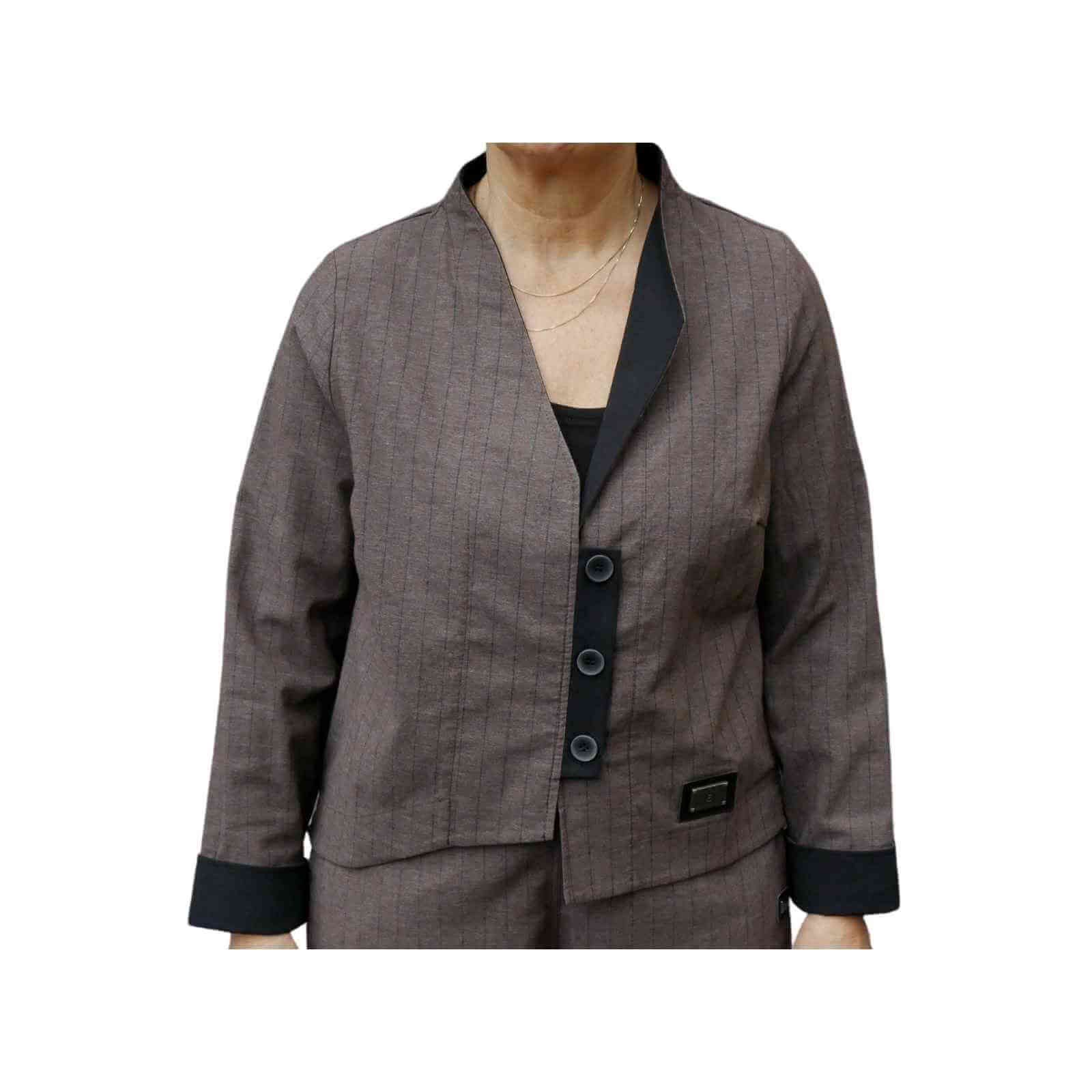 Brun habit jakke fra E-Avantgarde med 3 sorte knapper
