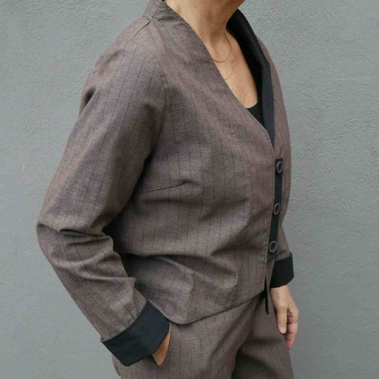 Brun habit jakke med sort stribe fra E-Avantgarde fra ene side