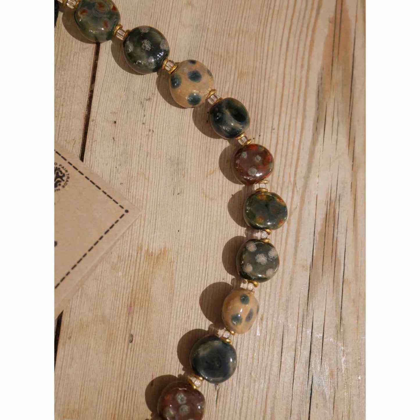 Kazuri halskæde med overvejende brune keramiske perler