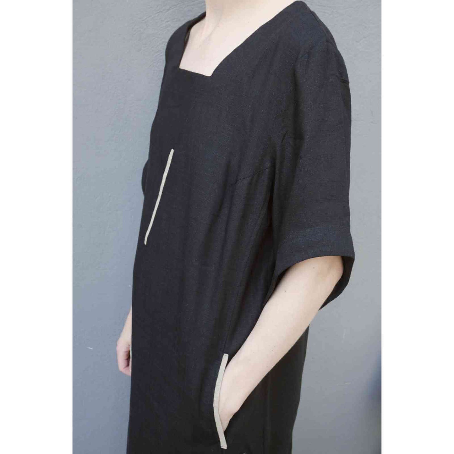 Sort halvlang kjole fra E-Avantgarde fra siden med sidelomme