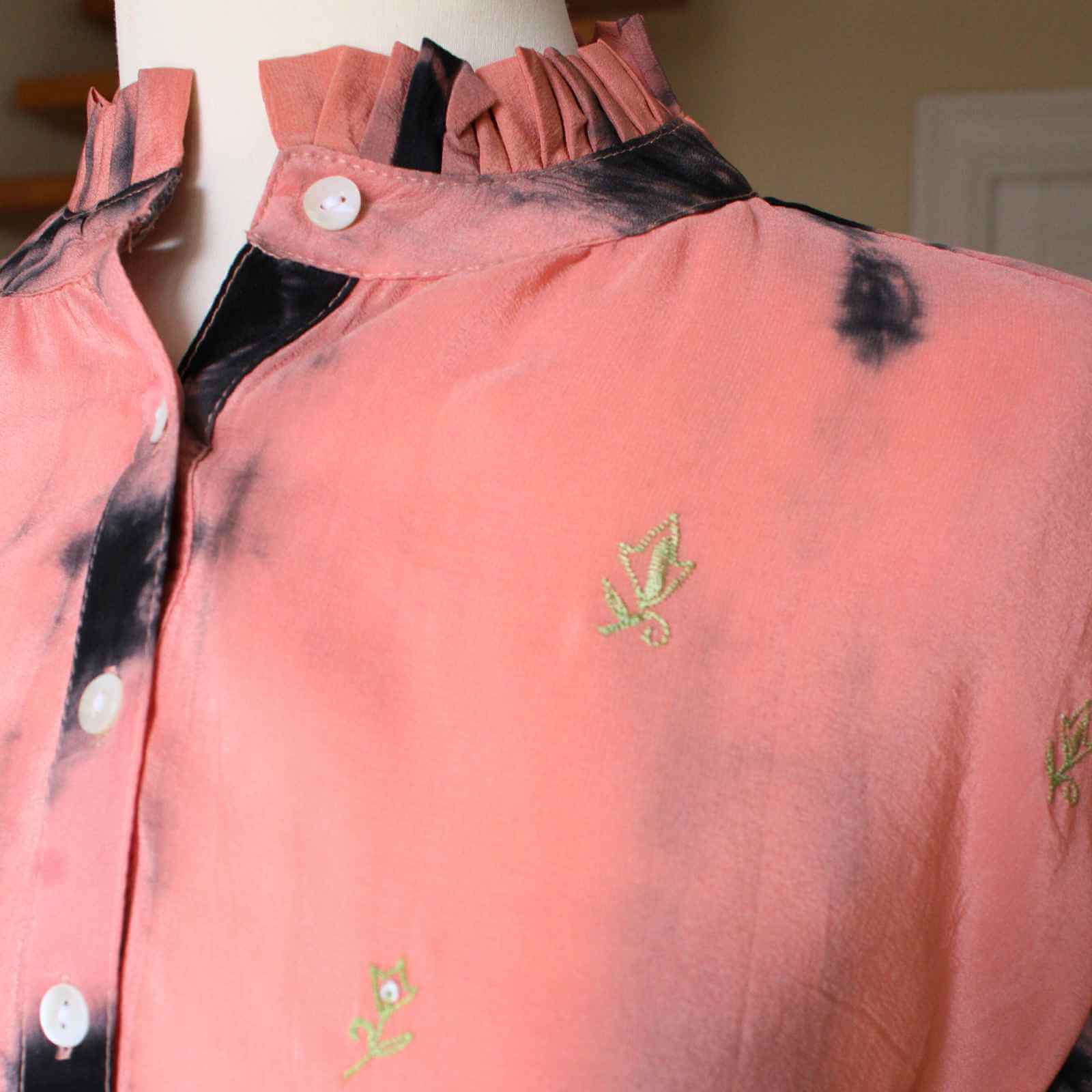broderi detalje på ferskenfarvet silketop