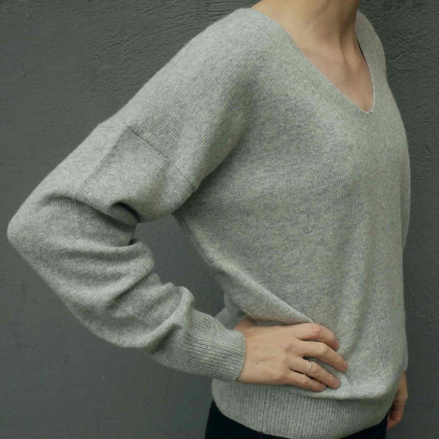 Grå uld cashmere trøje fra Gorridsen model Zarina