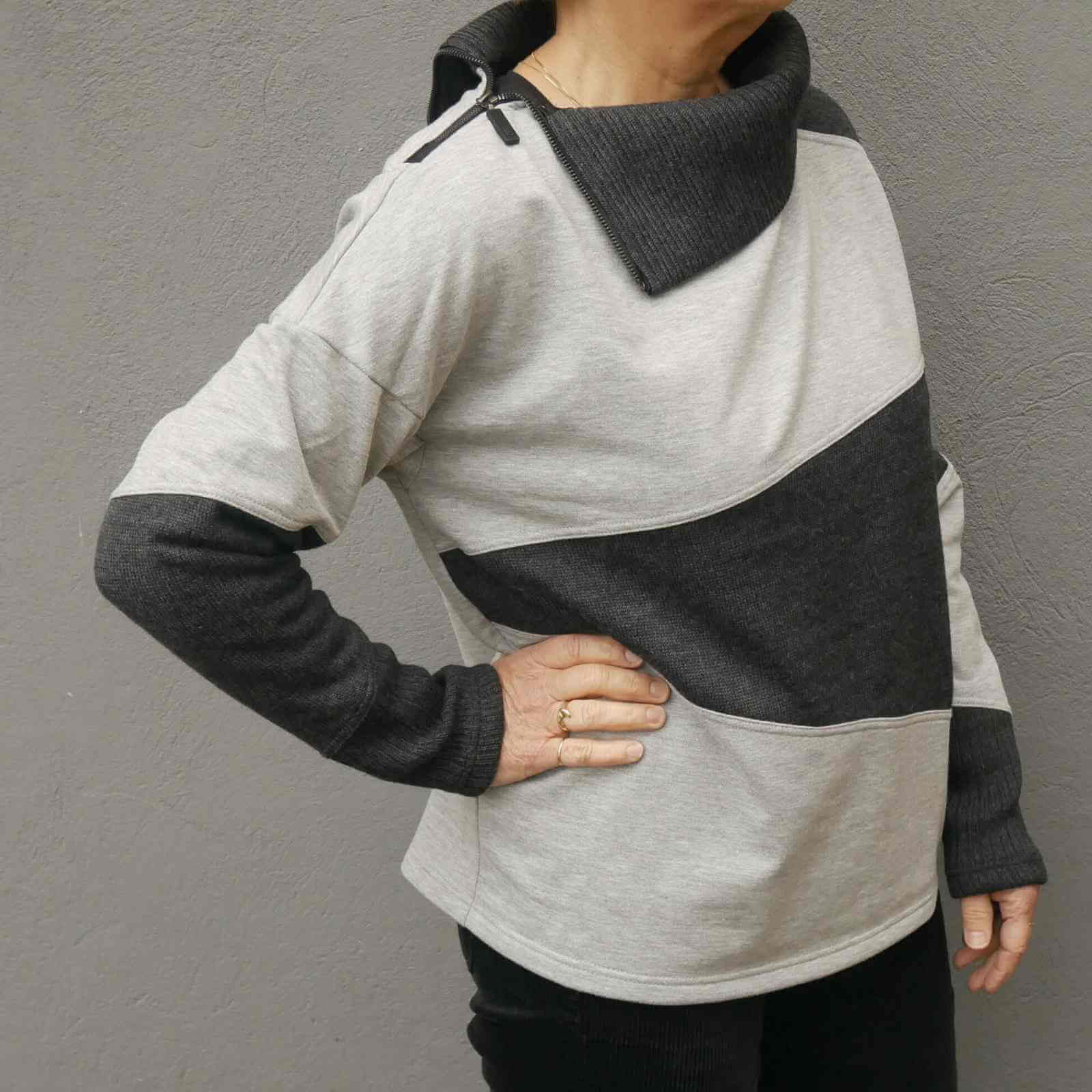 Grå sweatshirt fra E-Avantgarde med lynlås i ene krave side