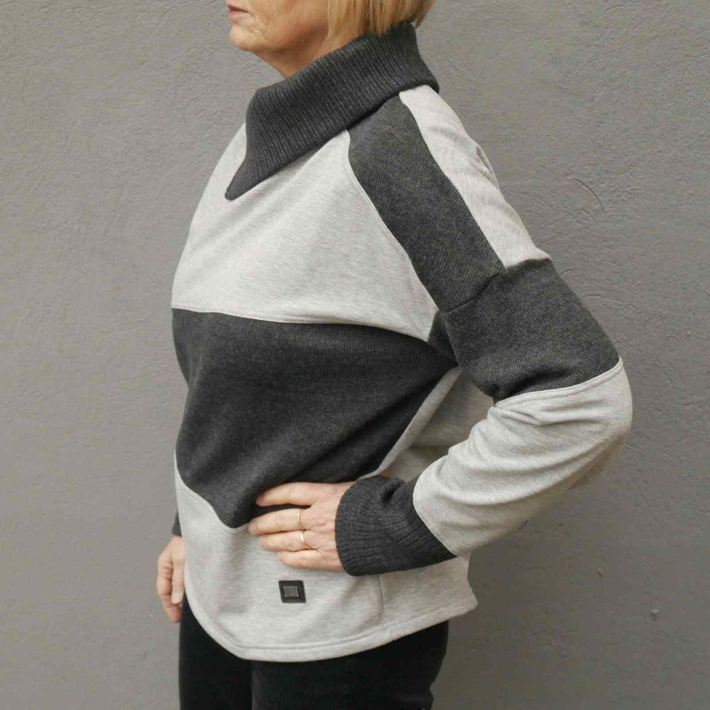 Grå asymmetrisk sweatshirt i bomuld og uld fra E-Avantgarde