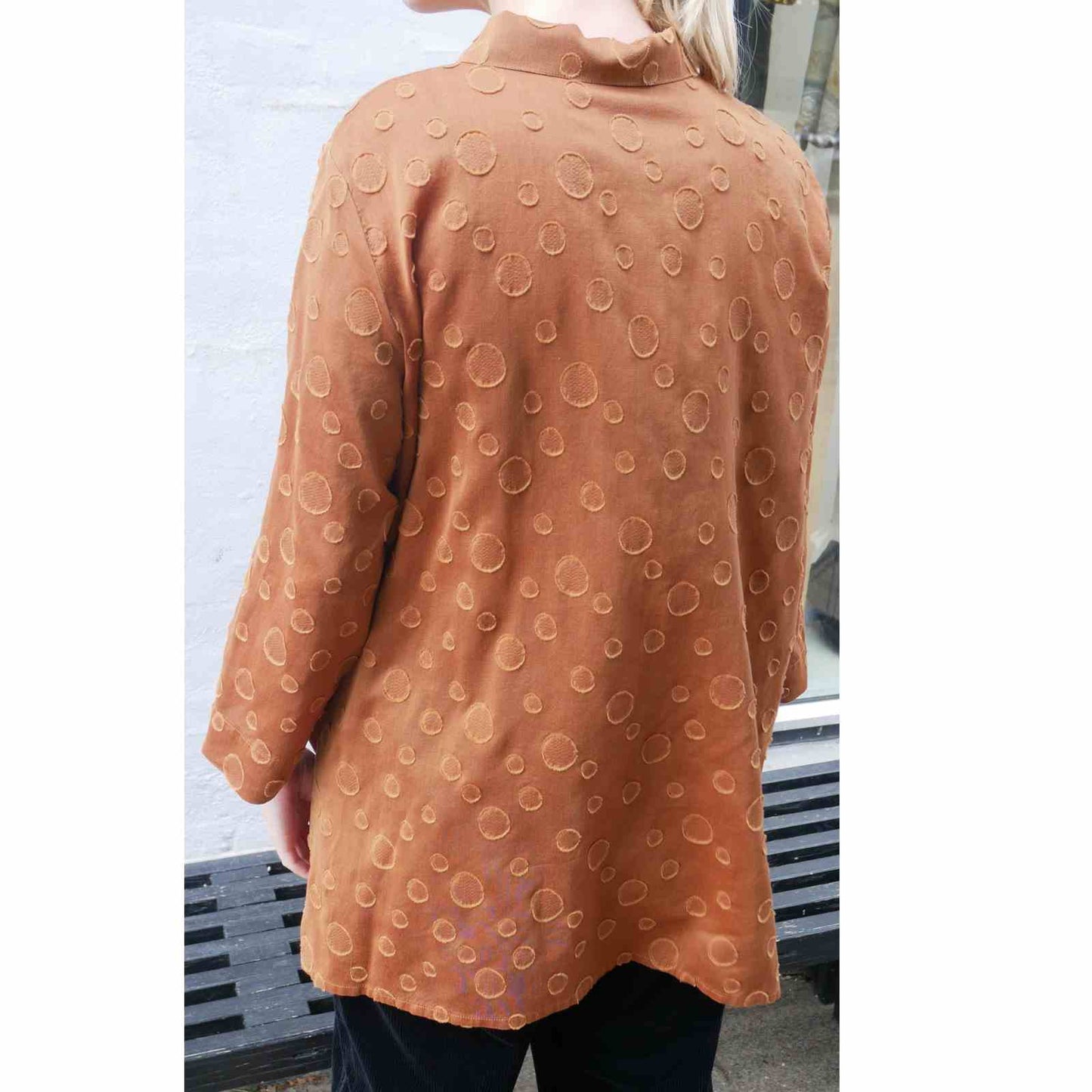 Grizas skjorte i rust bagfra