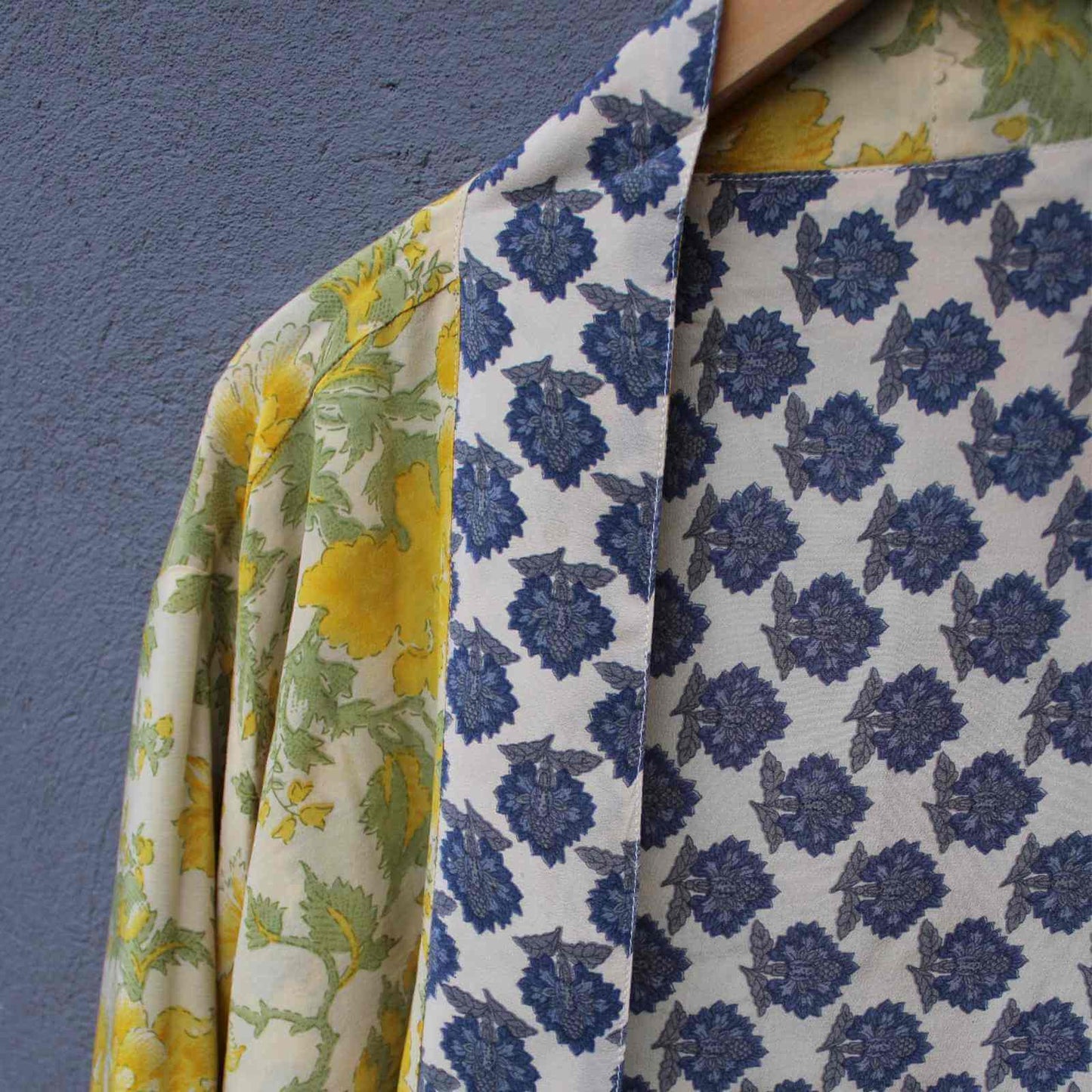 Grå krave på gul side på vendbar silke jakke