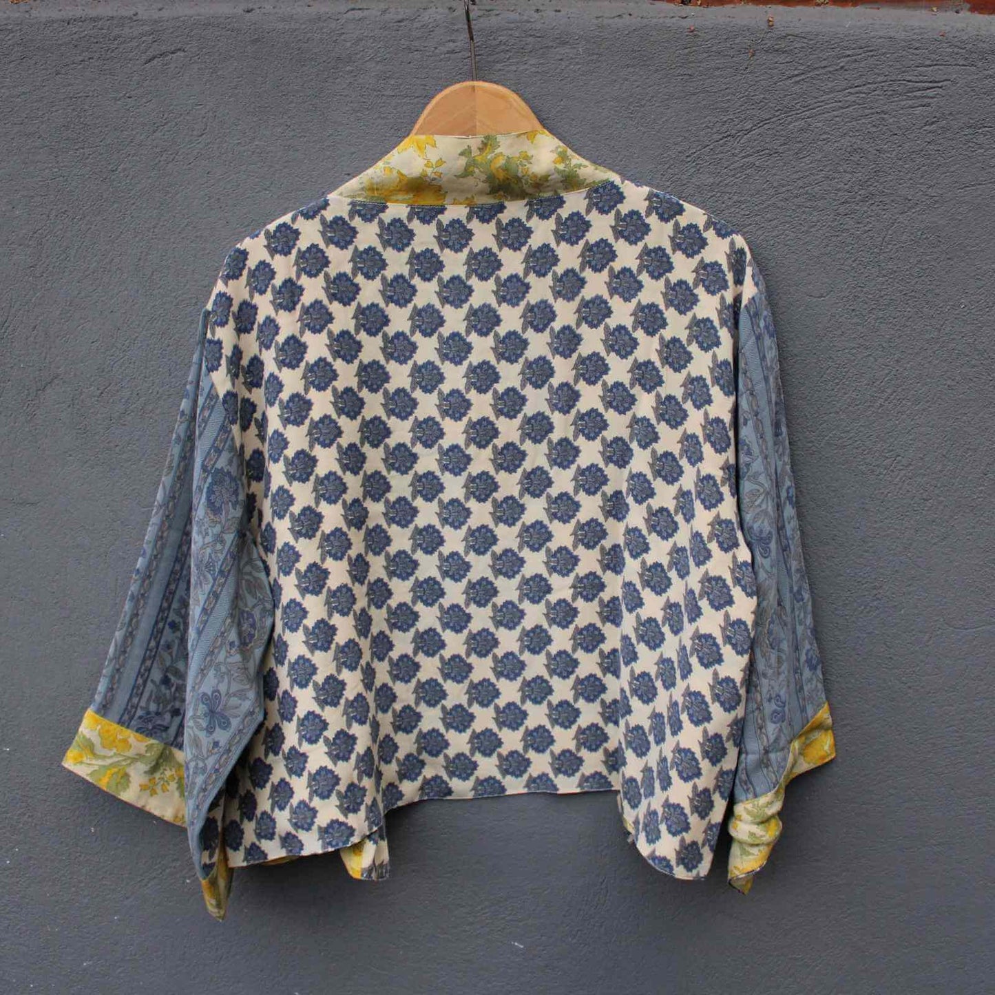 Grå ryg på gul og ryg silke vendbar jakke fra Cofur fra Anbi