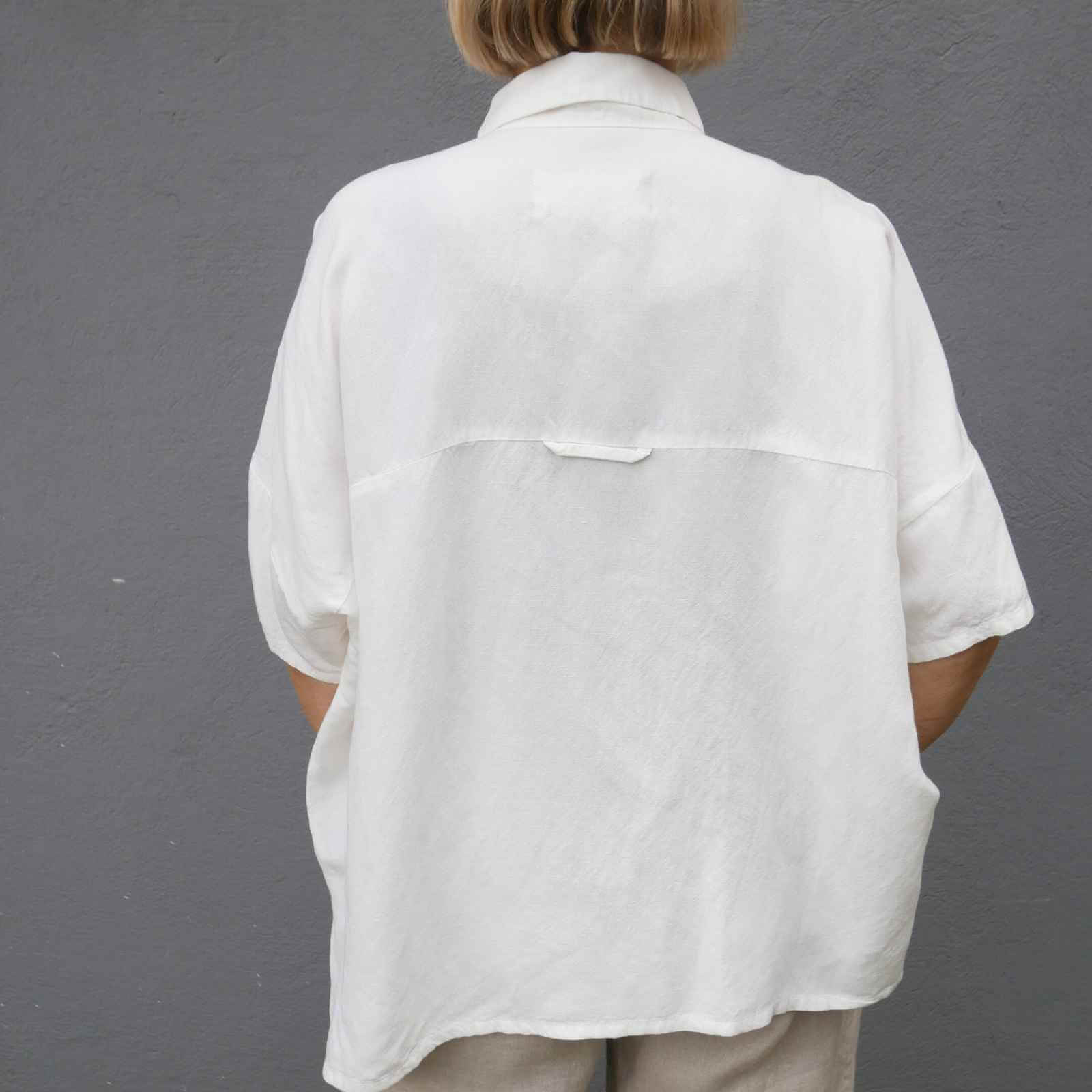 Hvid kortærmet skjorte fra Muse Wear bagfra