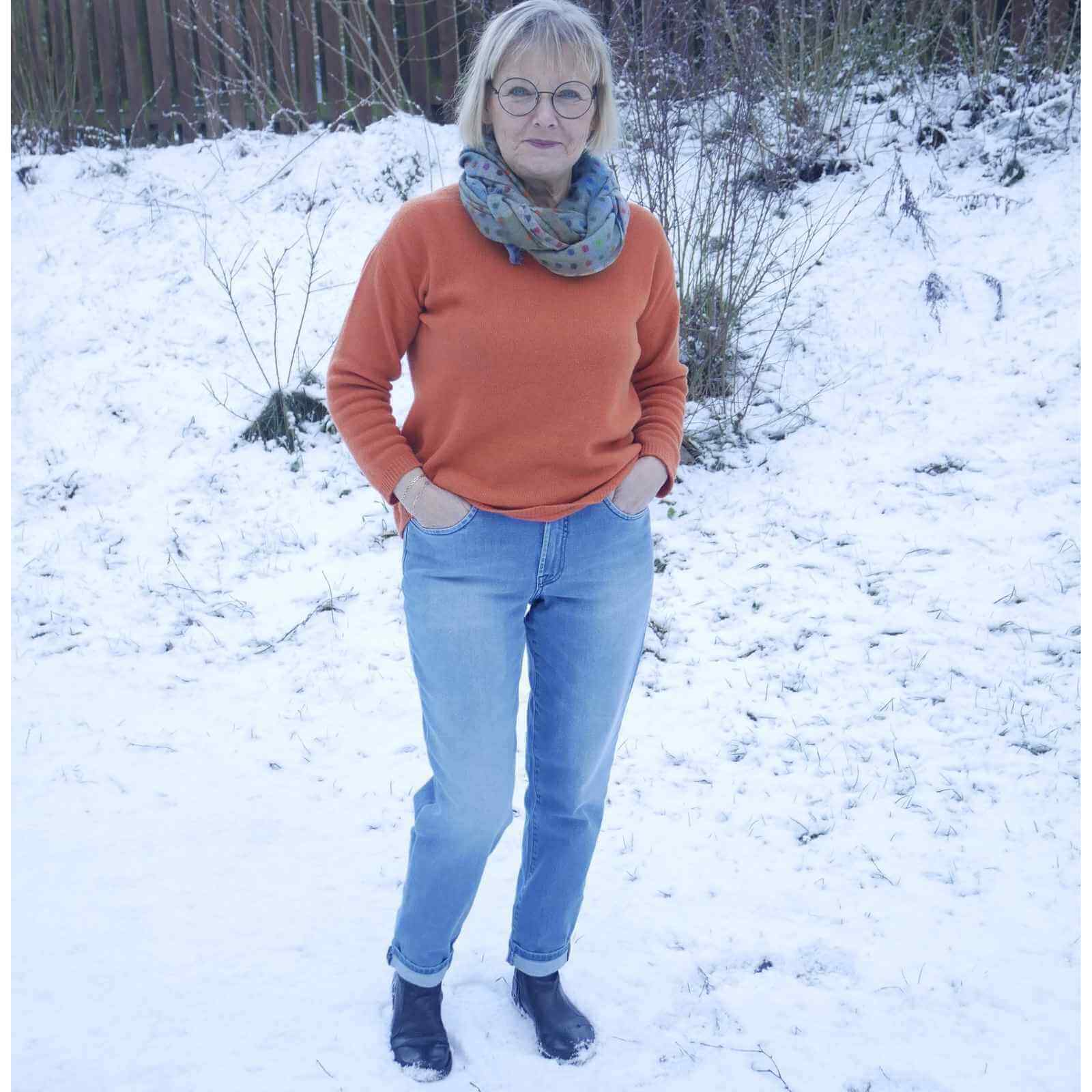 Anbi Jette i lyse mom jeans og orange bluse
