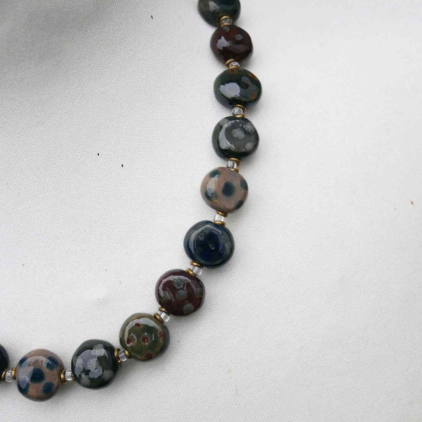 Keramisk perlekæde fra kazuri i jordfarver