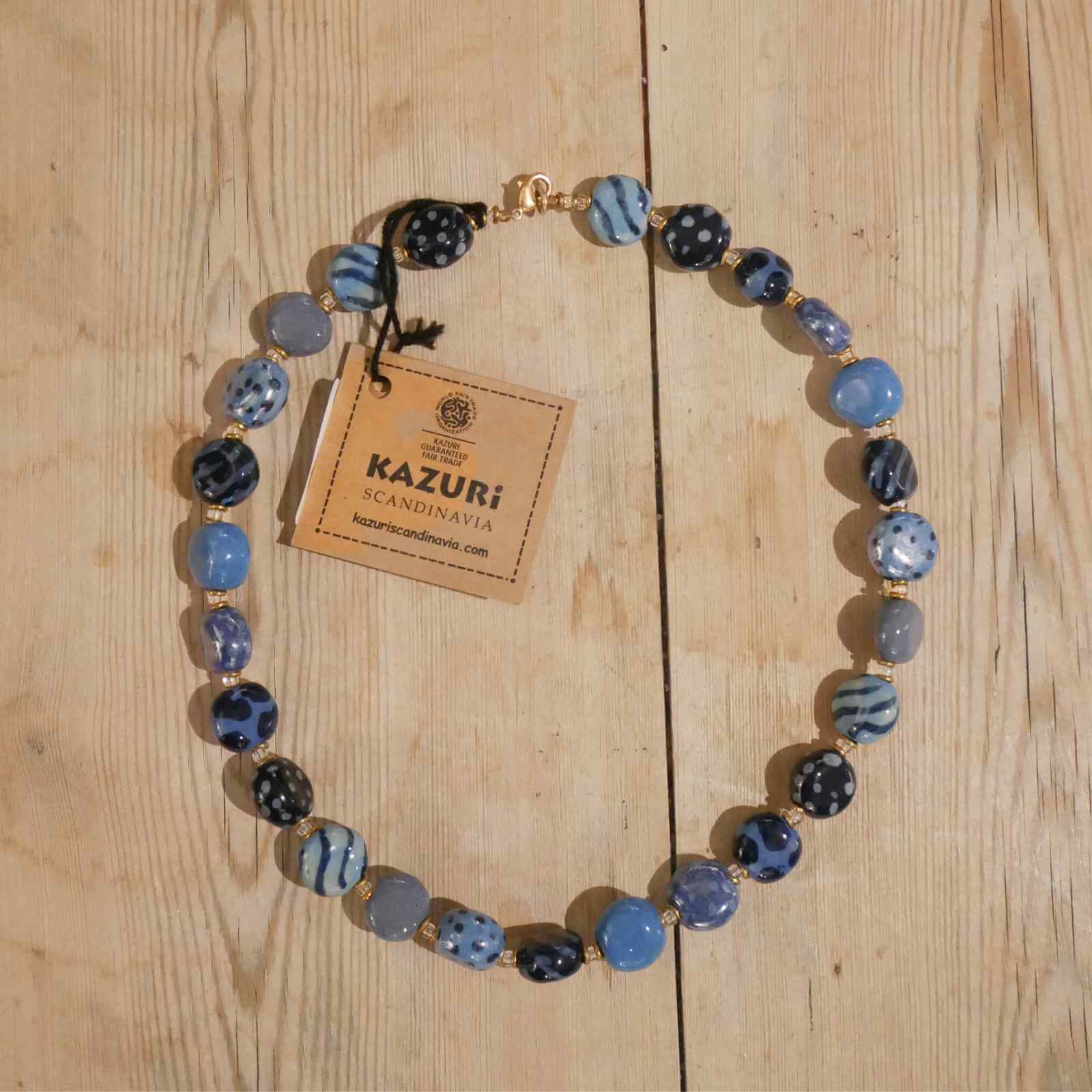 Kazuri halskæde med blå keramiske perler i model Tombola