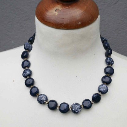 Mørkeblå keramik halskæde kazuri