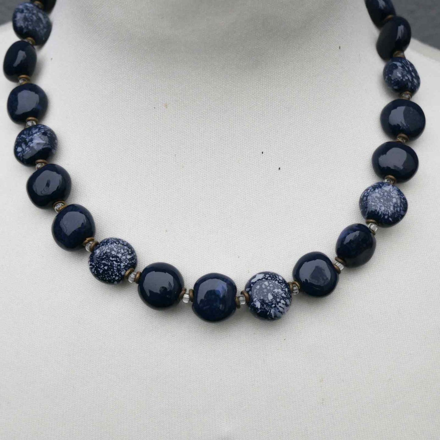 Mørkeblå keramik perler på Kazuri halskæde
