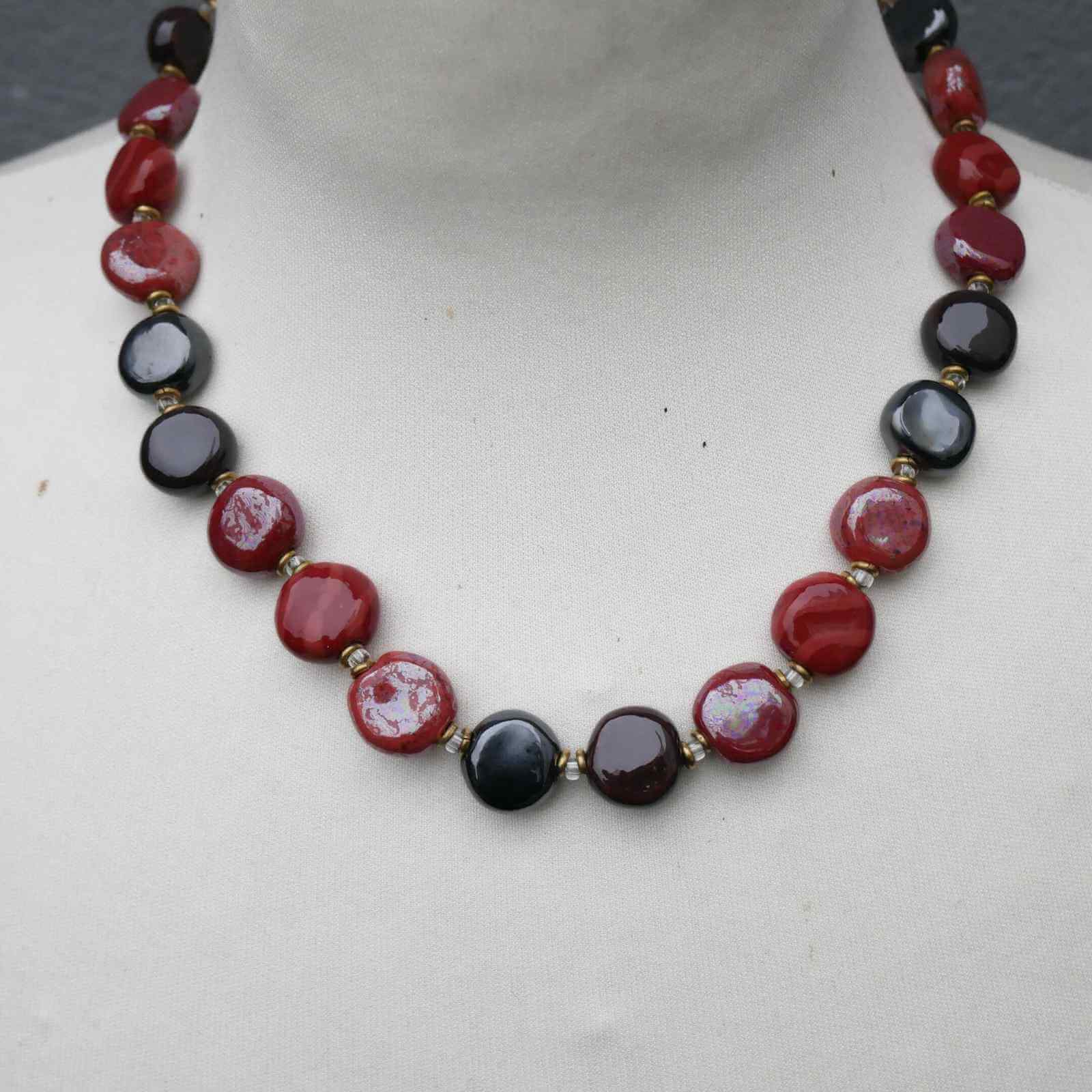 Lille halskæde med røde og mørke perler fra Kazuri