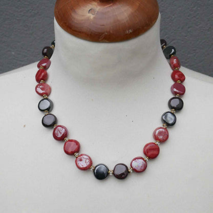 Keramisk perlekæde med røde og mørke perler fra Kazuri