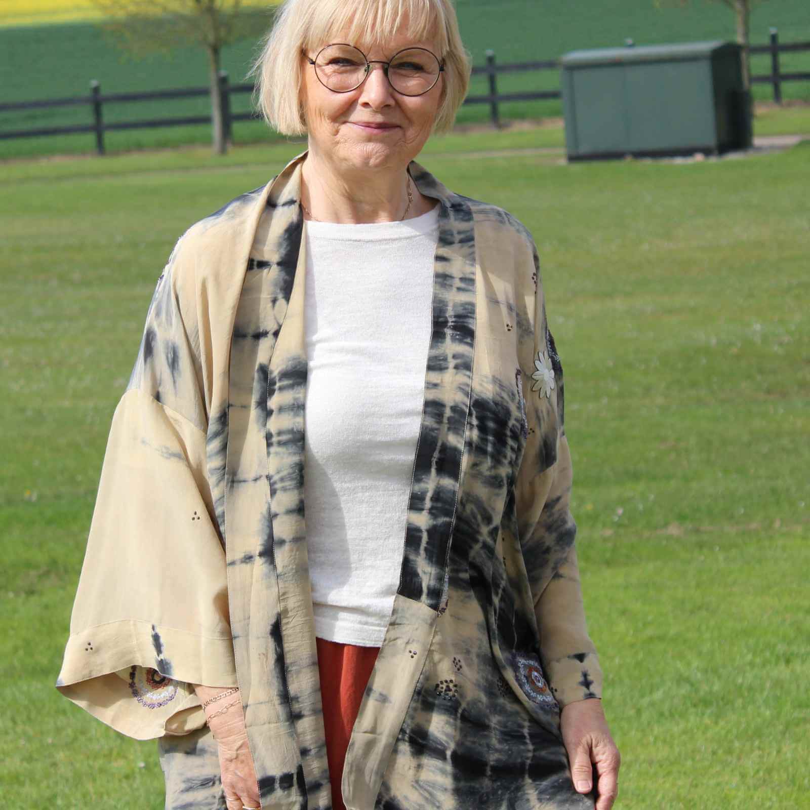 sandfarvet silke kimono på Anbi Jette