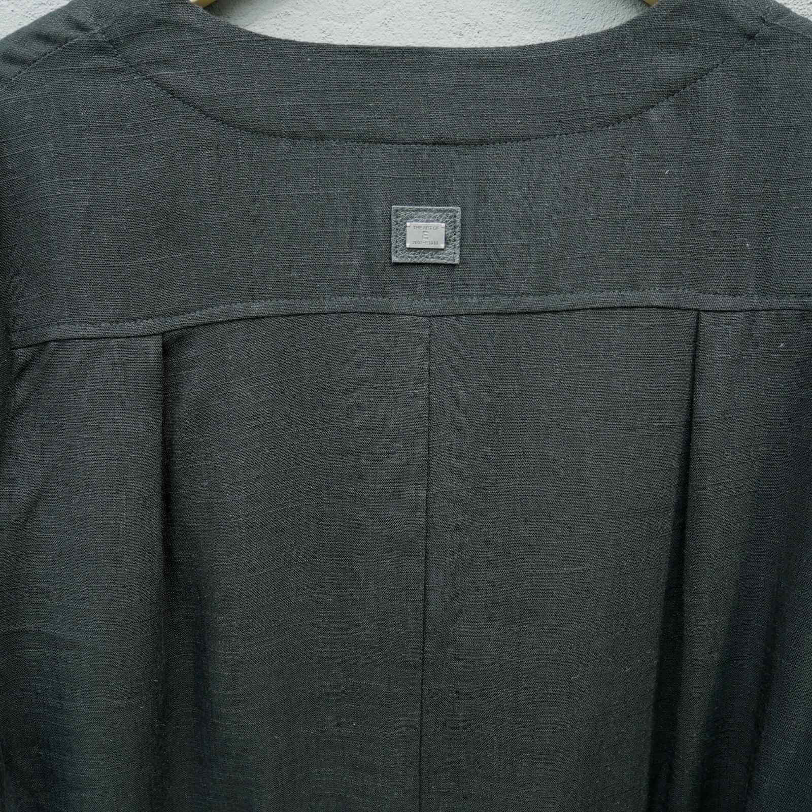 Læg i ryggen på sort skjortekjole fra E-Avantgarde