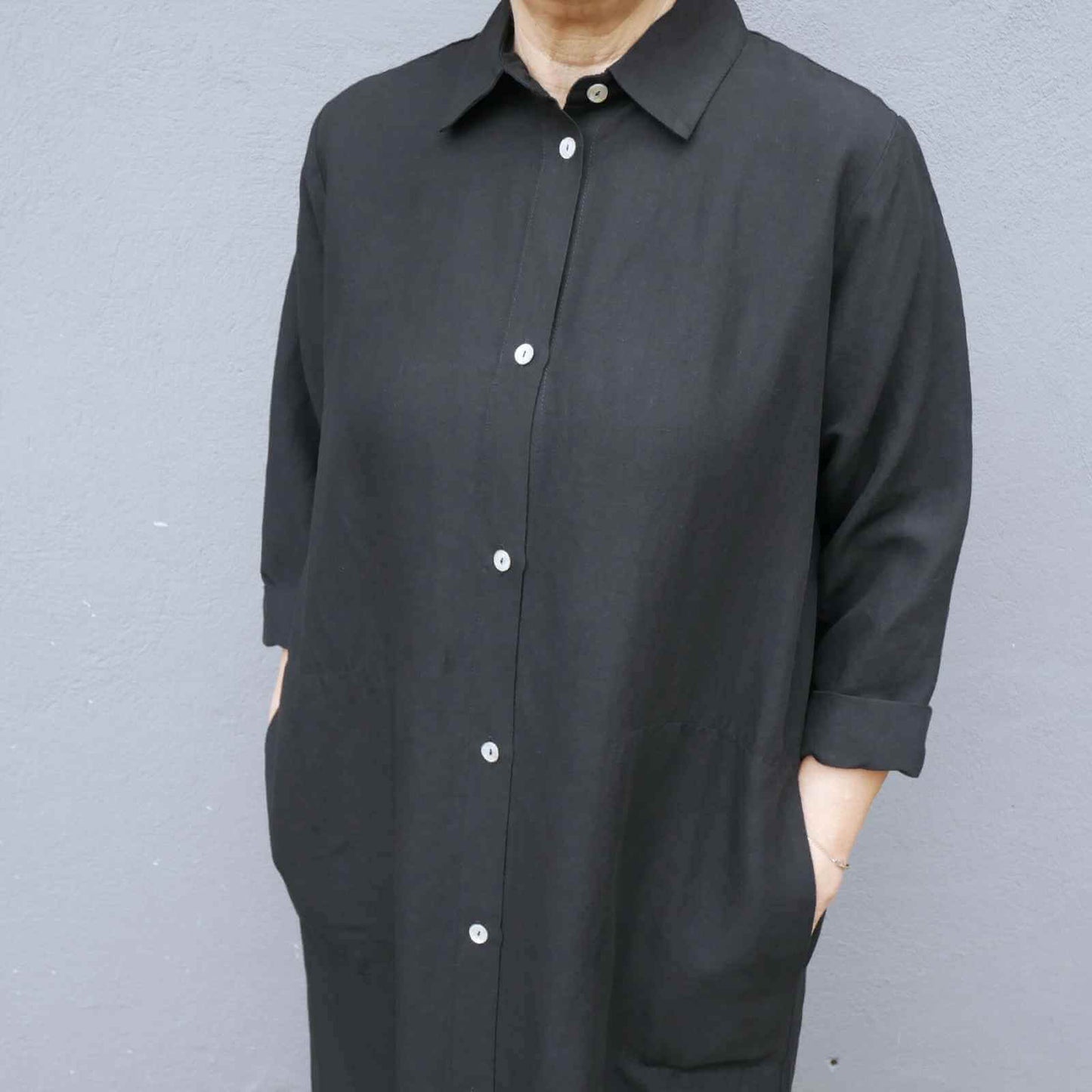 Skjortekrave og 3/4 ærmer på sort lang skjortekjole