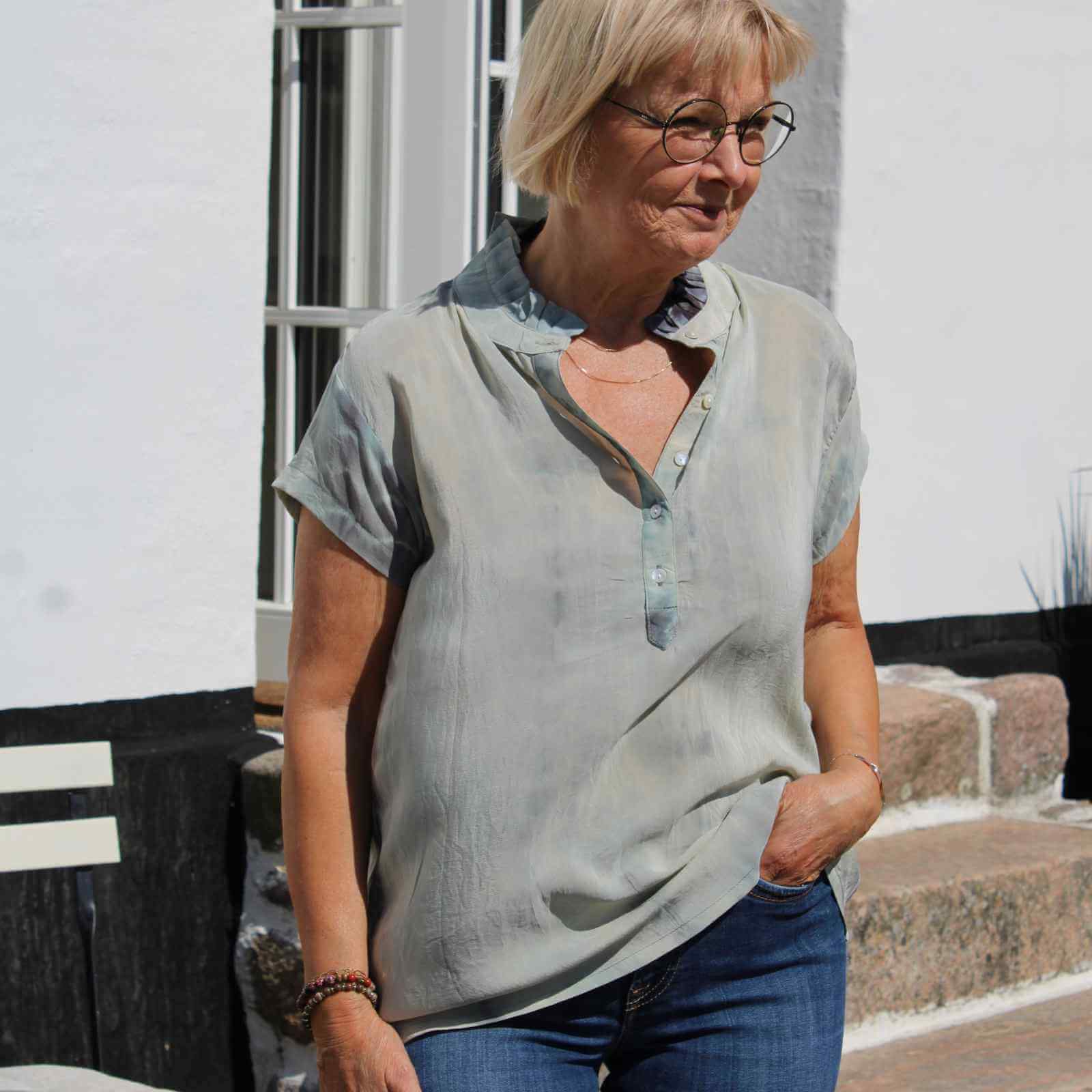 Anbi Jette i lys pastelblå silke top og jeans