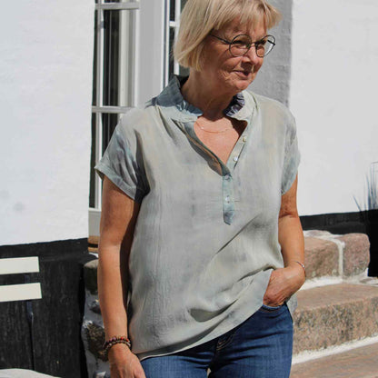 Anbi Jette i lys pastelblå silke top og jeans