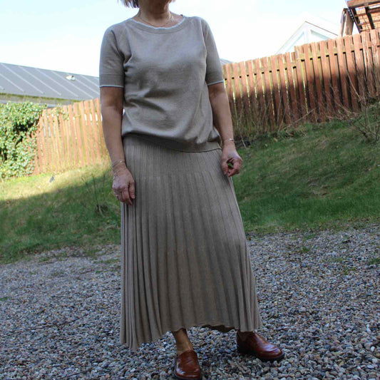 Anbi Jette i sandfarvet bomuldssæt med nederdel og bluse fra Gorridsen Design