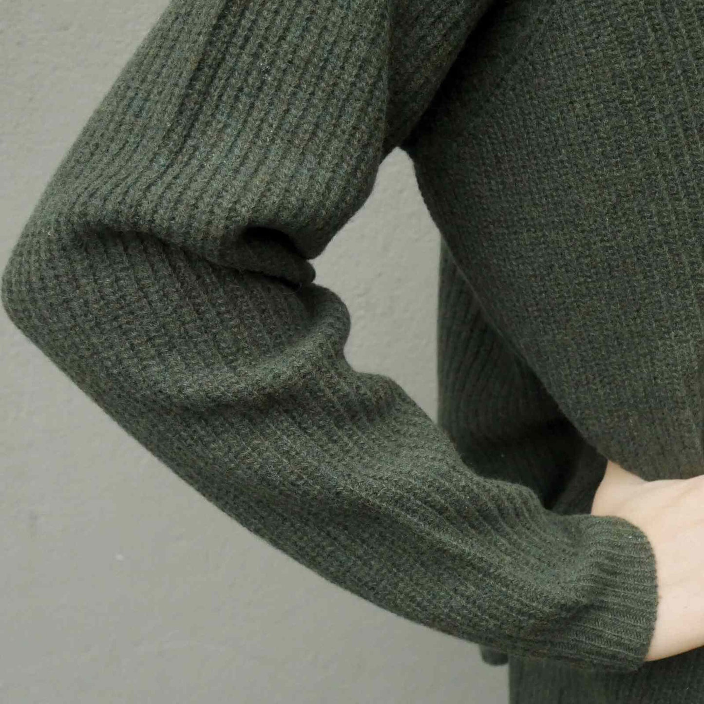 Patent strik detalje på grøn merino uld trøje Lizz Basic fra Gorridsen