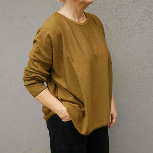 Strikbluse fra Muse Wear i extra fint merinould i mossgrøn - model Ingrid