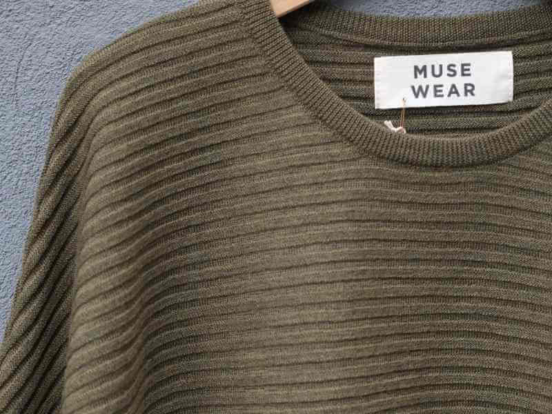 Muse Wear armygrøn sweater i merinould