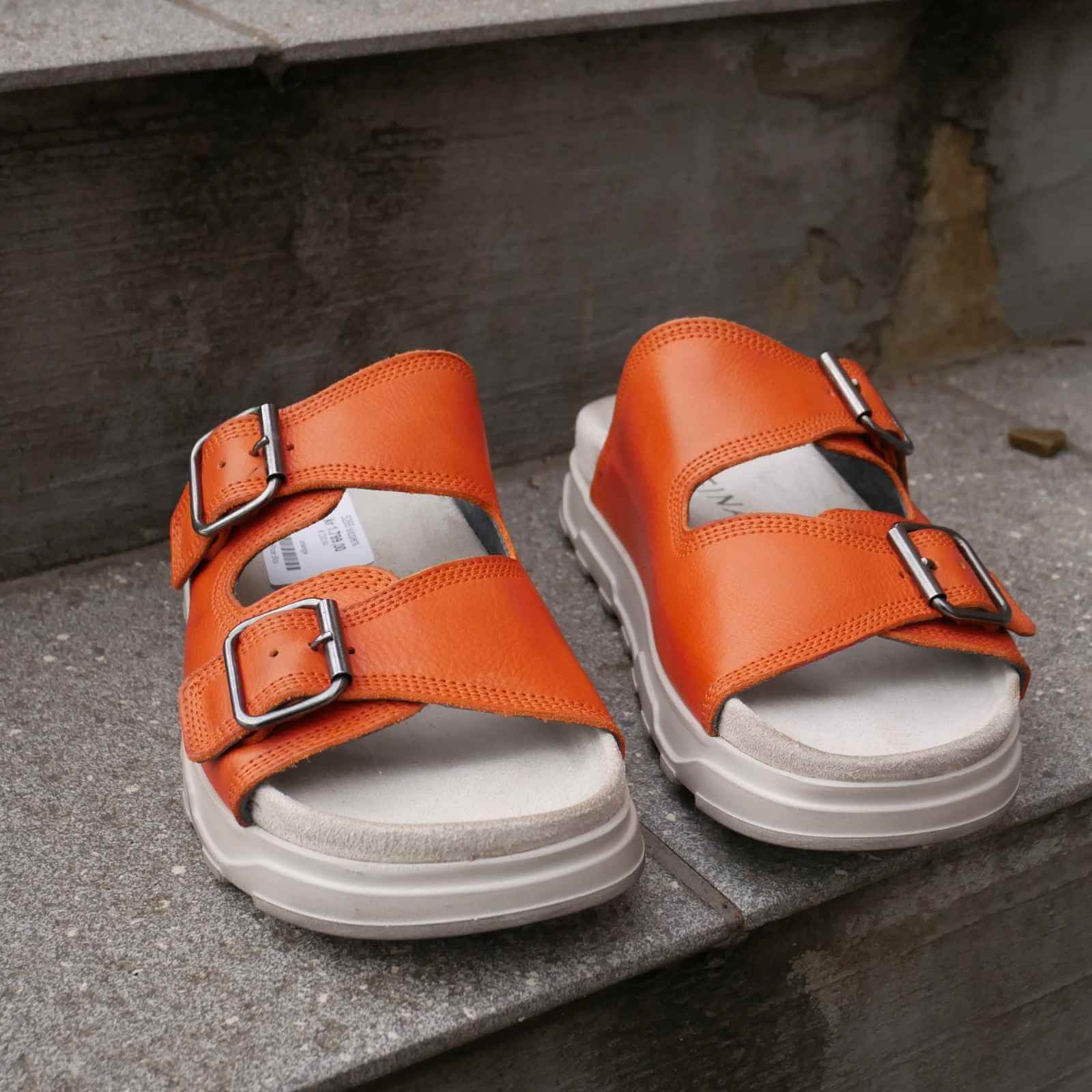 Orange Lofina sandaler forfra hos Anbi
