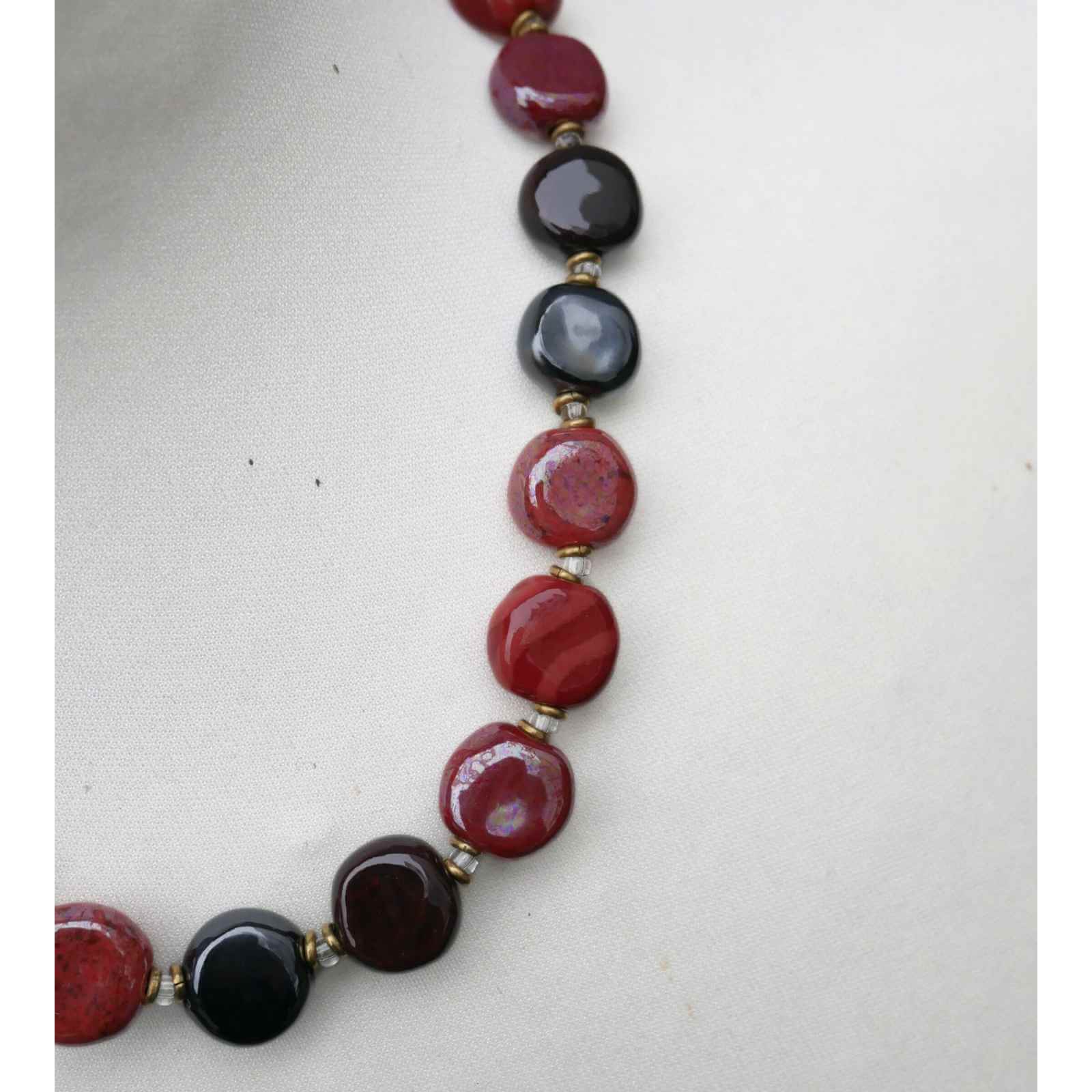 Nærbillede af røde og mørke perler på kazuri halskæde