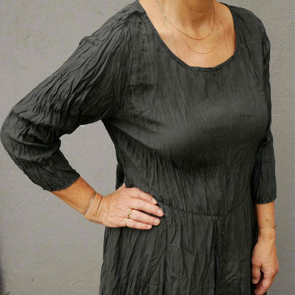 Anbi Jette i sort silkekjole Wota fra Praechtig Berlin