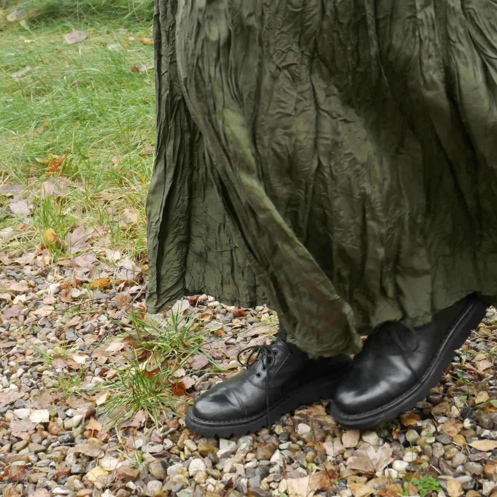 Behagelige sorte snøresko i sort skind fra Bubetti til nederdel