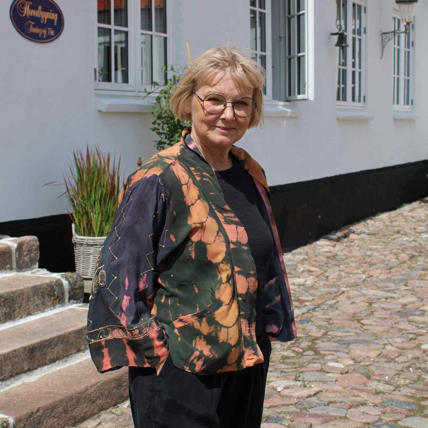 orange, grøn og sort silkejakke på Anbi Jette
