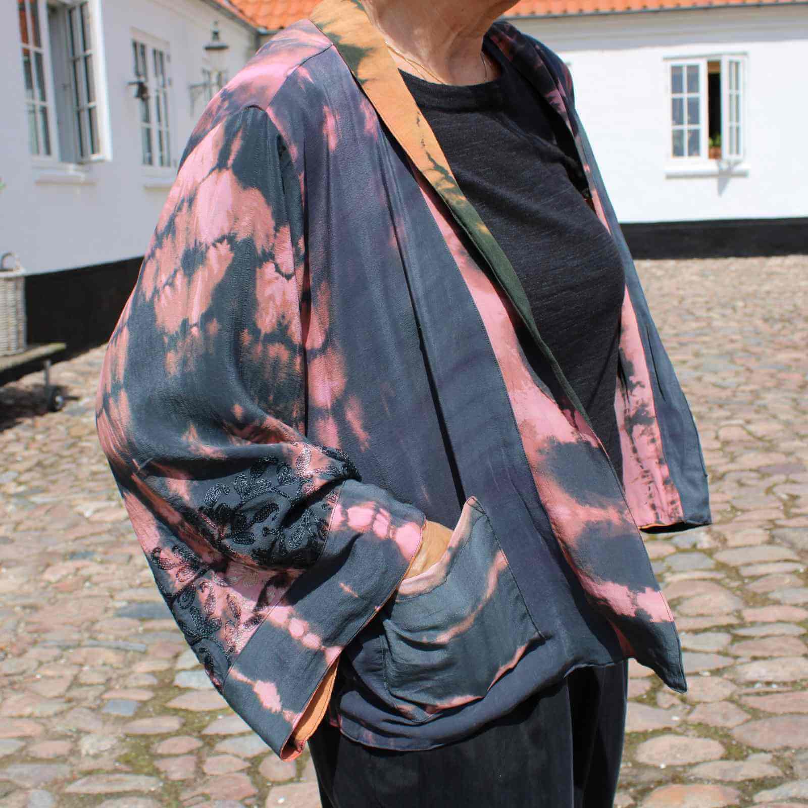 pink og sort vendbar silkejakke på Anbi Jette
