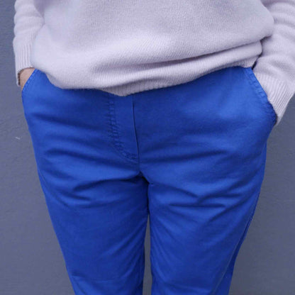 Smalle Oska bukser Eliisa i blå med sidelommer