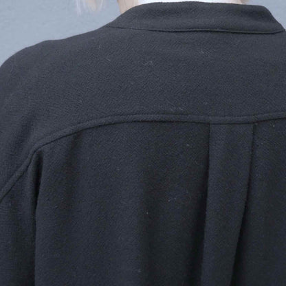 Nærbillede af læg i ryggen på sort lang skjorte fra Muse Wear