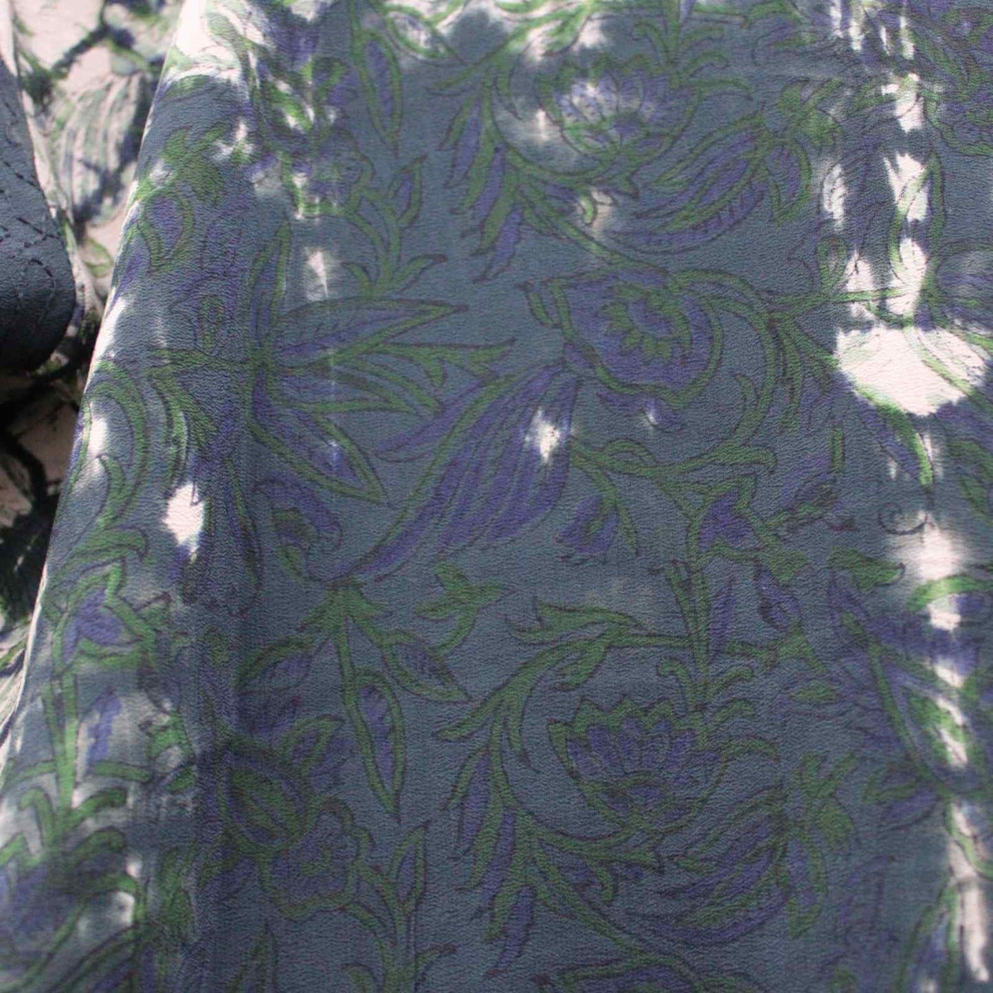 Stof detalje på sort silke skjorte fra Cofur hos Anbi