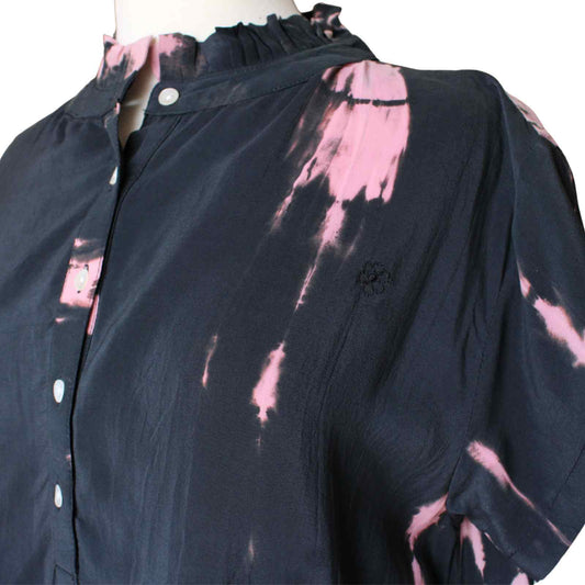 sort og pink silketop med knapper